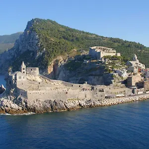 https://casetta-romantica-viola-lerici.hotelitalianriviera.com